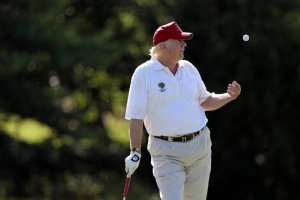 Байден в церковь, Трамп – играть в гольф