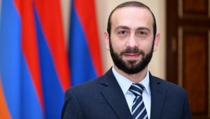 Протестующие в Ереване избили спикера парламента Армении  (Видео +18)