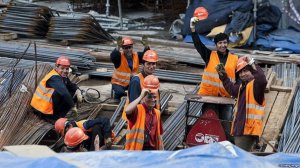 Местные не идут. Мигрантов точечно пустят в Россию, чтобы поддержать стройки