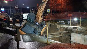 Во Владимире прохожий уронил экскаватор в траншею на месте ремонтных работ на Октябрьском проспекте. Без тепла и горячей воды остались почти 2 тысячи человек