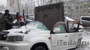 Прокуратура назвала причину падения плиты на машину во Владивостоке