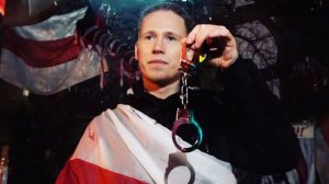 Белорус 7 часов простоял на коленях у посольства Беларуси в Киеве.