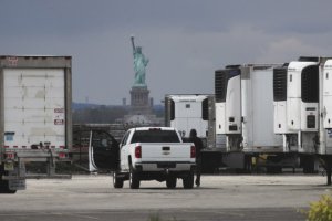 Морги в Нью-Йорке с весны хранят более 600 тел скончавшихся от COVID-19