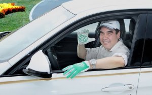 Глава Туркменистана распорядился перекрасить в белый черные детали всех автомобилей страны