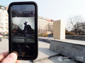 Коларж: «Конев держался на пьедестале уже „на честном слове", но слой бетона под ним не давался даже тяжелой технике» (Forum 24, Чехия)