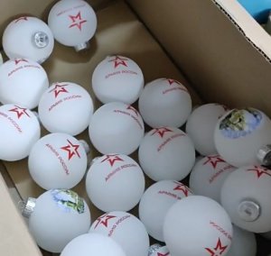 На фабрике под Киевом делают новогодние игрушки с логотипом "Армия России"