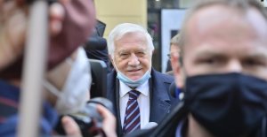 Экс-президента Чехии оштрафовали за неправильное ношение маски