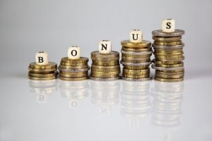 Россияне рассказали о размере ожидаемой премии перед Новым годом