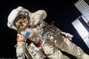 Российским космонавтам планируют поднять зарплаты