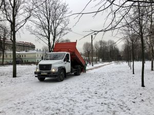 Тротуары Петербурга посыпают песком – это спасет от переломов