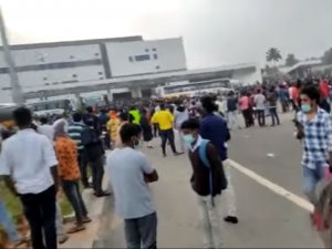 Индийские рабочие разгромили офис компании-подрядчика Apple