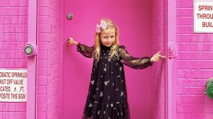 Forbes включил шестилетнюю Настю из России в список YouTube-блогеров с самыми высокими доходами. За год девочка заработала 18,5 миллионов долларов