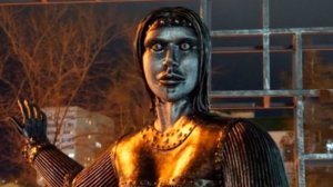 [Воскресное]  Страшно красива: В интернете оценили пугающий памятник Аленке под Воронежем - Художника обидеть может каждый