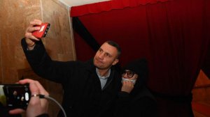 На похоронах Кернеса Кличко сделал селфи с поклонницей