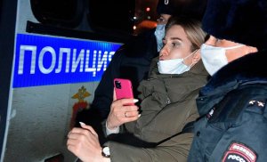 Любовь Соболь в прямом эфире хвасталась проникновением в чужую квартиру (Теперь же её сторонники возмущаются, что на юриста ФБК завели дело за то, что она "просто позвонила в дверь")