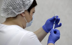 Минздрав одобрил использование "Спутника V" при массовой вакцинации людей старше 60 лет   ("Спутник V" показал эффективность свыше 90% для людей старше 60 лет)