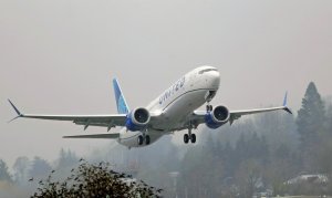 Испытательный полет Boeing 737 MAX прервали из-за проблем с двигателем