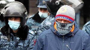 Участников протестов в Ереване начали задерживать