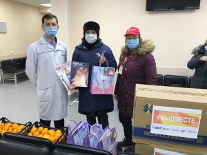 Участники акции #МыВместе в Коми передали маленьким пациентам Корткеросской больницы фрукты, сладости и журналы «Радуга»