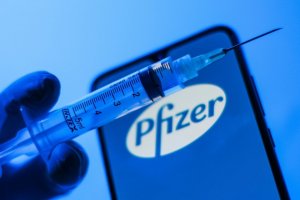 Мексиканского врача госпитализировали после прививки вакциной от Pfizer
