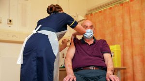 Первого в мире человека привили вакциной AstraZeneca