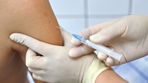 Польские знаменитости незаконно без очереди привились от коронавируса