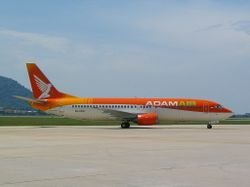 Пассажирский Boeing с десятками людей упал в воду