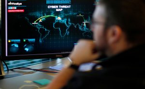 ФБР приобщила к «делу русских хакеров» открытку с фразой Putin did it!.