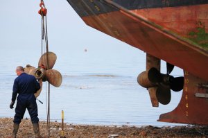 Два бронзовых гребных винта похитили с эсминца Балтийского флота