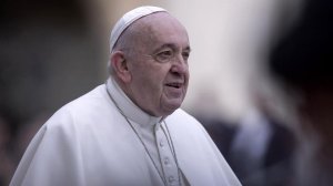 Папа Римский перекрестился и привился вакциной Pfizer