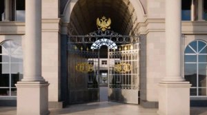 Герб Черногории на несуществующих воротах «дворца Путина».