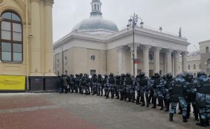 На площади трех вокзалов в Москве произошли стычки протестующих и ОМОНа