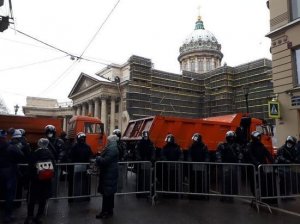 В Петербурге задержали журналиста "МК", освещавшую несанкционированную акцию