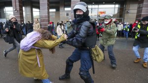 Петербургский омбудсмен призвал остановить насилие силовиков на протестах