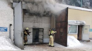 В Красноярске площадь пожара на складе автозапчастей возросла до 3,5 тысяч квадратных метров