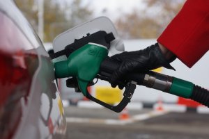 В Хабаровске спекулируют на топливном кризисе и продают места в очереди на АЗС