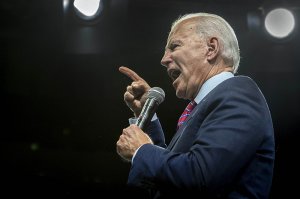 Песков назвал агрессивной риторикой призывы Байдена освободить Навального