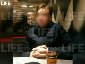 В Москве внук помочился на спину 90-летнего деда за слова о Навальном — видео