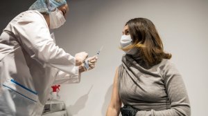 «Одной из двух утверждённых на национальном уровне»: представитель ВОЗ привилась от COVID-19 российской вакциной