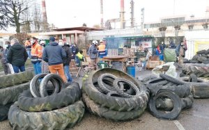 Рабочим во Франции удалось предотвратить массовые увольнения