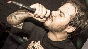 Испанская полиция арестовала рэпера, приговореного к девяти месяцам тюрьмы за песни и серию твитов с критикой монархии и полиции