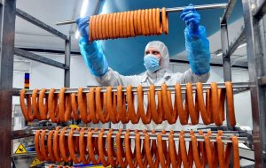 "Ъ": мясопереработчики просят повысить закупочные цены колбас и сосисок на 10%