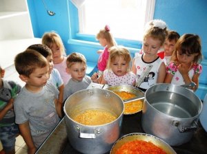 Может, еще и водочки? Детсадовцев Петербурга кормят солеными огурцами