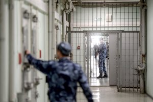 Госдума приняла закон о блокировке связи в колониях и СИЗО