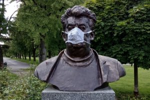 Власти Чехии обязали жителей страны носить по две хирургические маски сразу