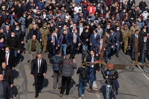 Армянская оппозиция заявила о планах властей арестовать военных