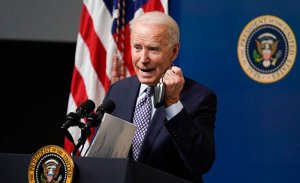 «Будьте осторожны»: Байден пояснил, какой сигнал он послал Ирану авиаударом в Сирии