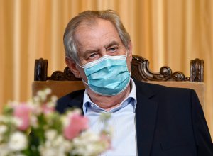 Президент Чехии попросил Путина о поставках вакцины "Спутник V"