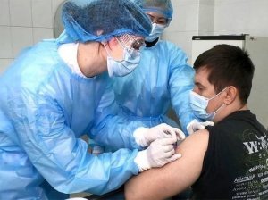 [It's not personal...]  «Мы кто для них - крысы?» Украинцев ужаснули прививки индийской вакциной от коронавируса