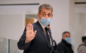 Суд приговорил Саркози к трем годам лишения свободы за коррупцию и торговлю влиянием: один год - реальный срок, два — условный